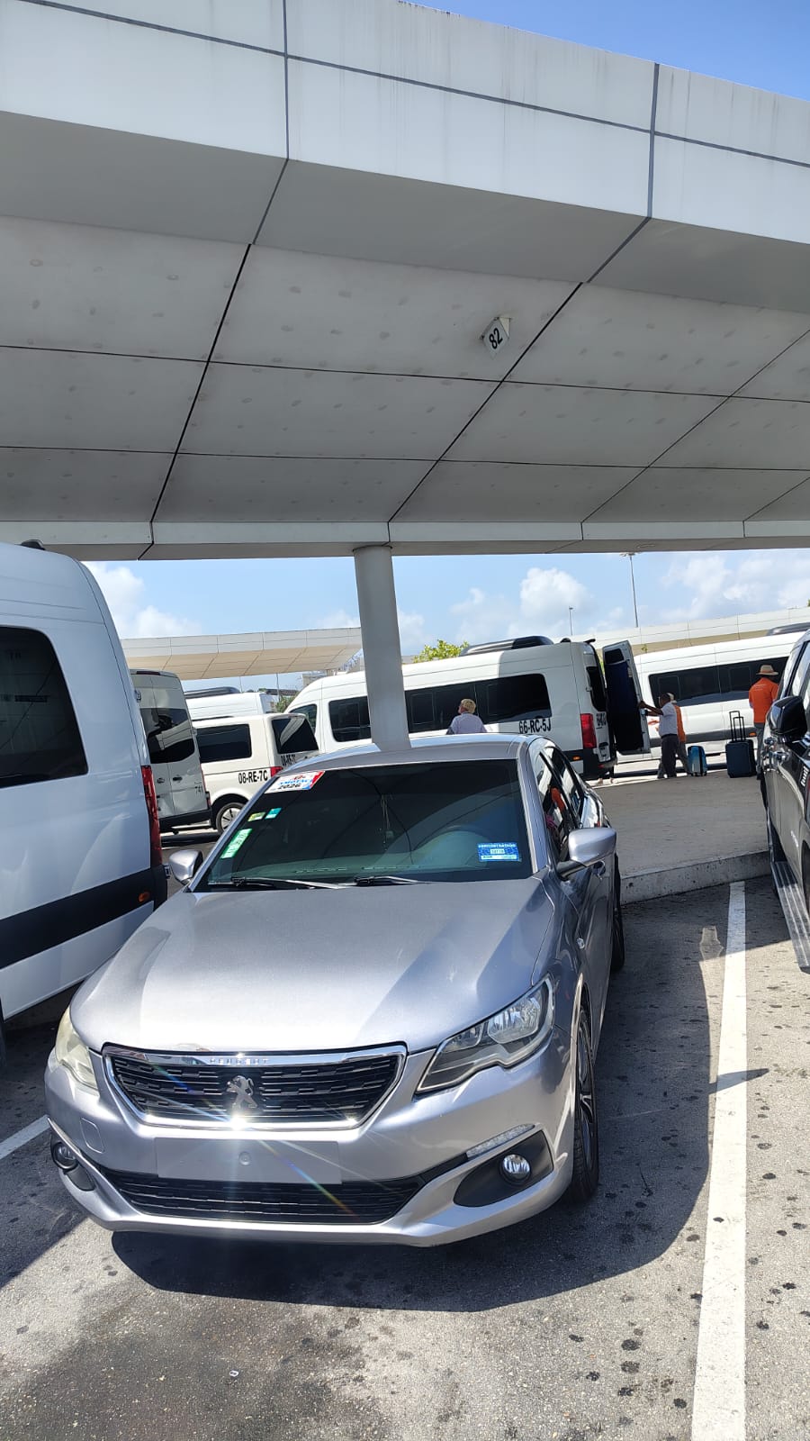 Sedán estacionado en zona de aeropuerto