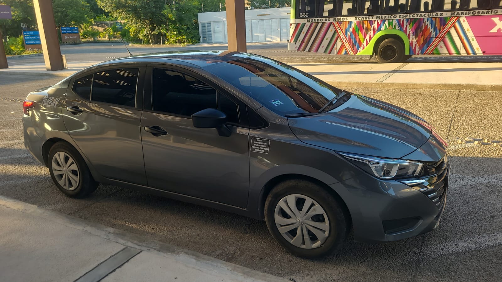 Sedán Peugeot gris de Transfers Gus