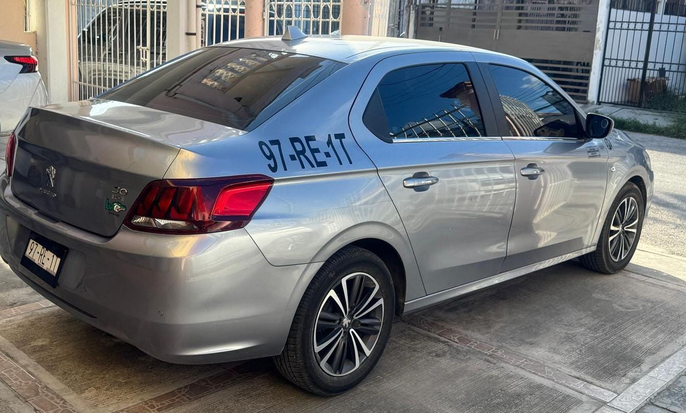 Sedán Toyota gris de Transfers Gus