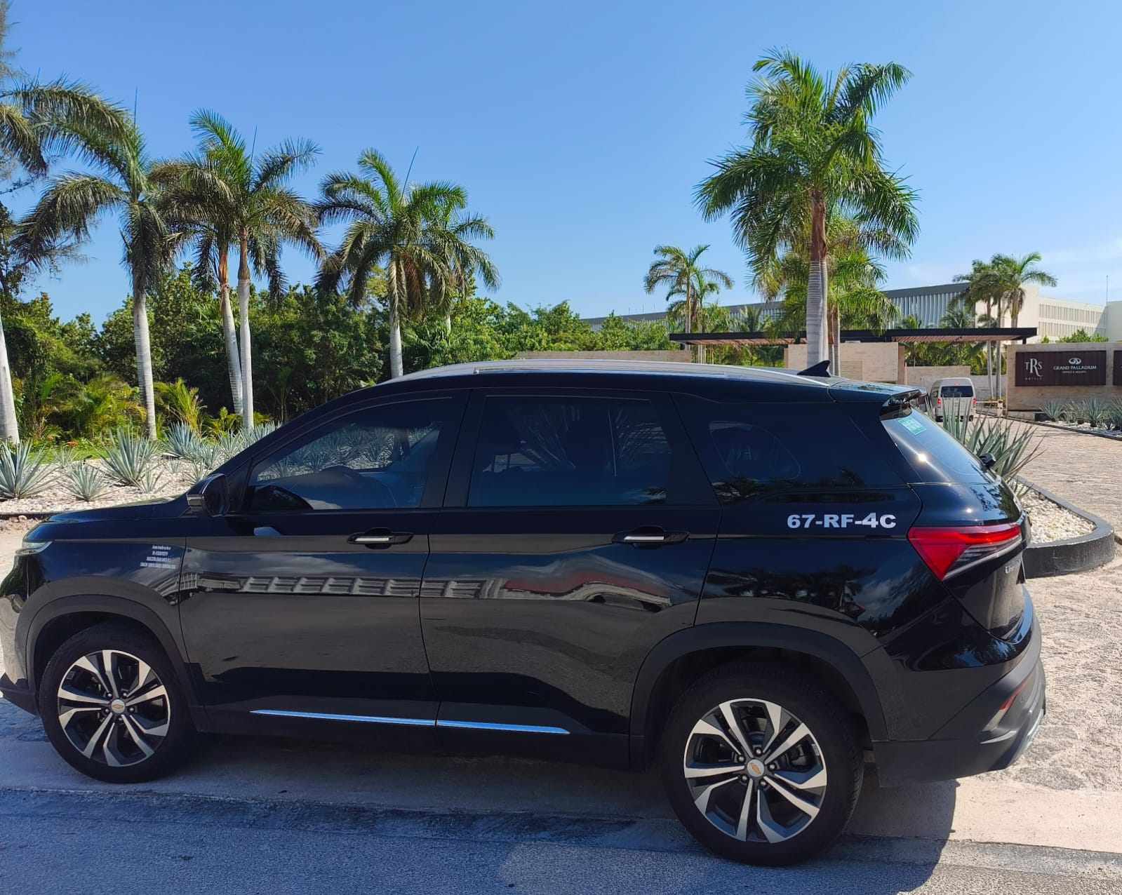 Vehículo de Transfers Gus bajo palmeras en Cancún
