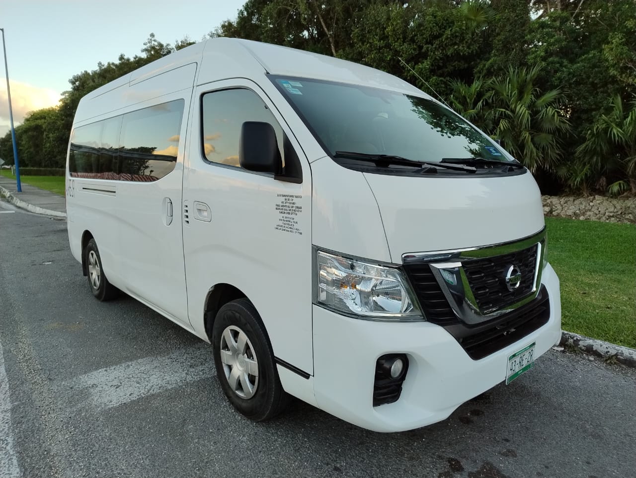 Camioneta tipo van blanca de Transfers Gus