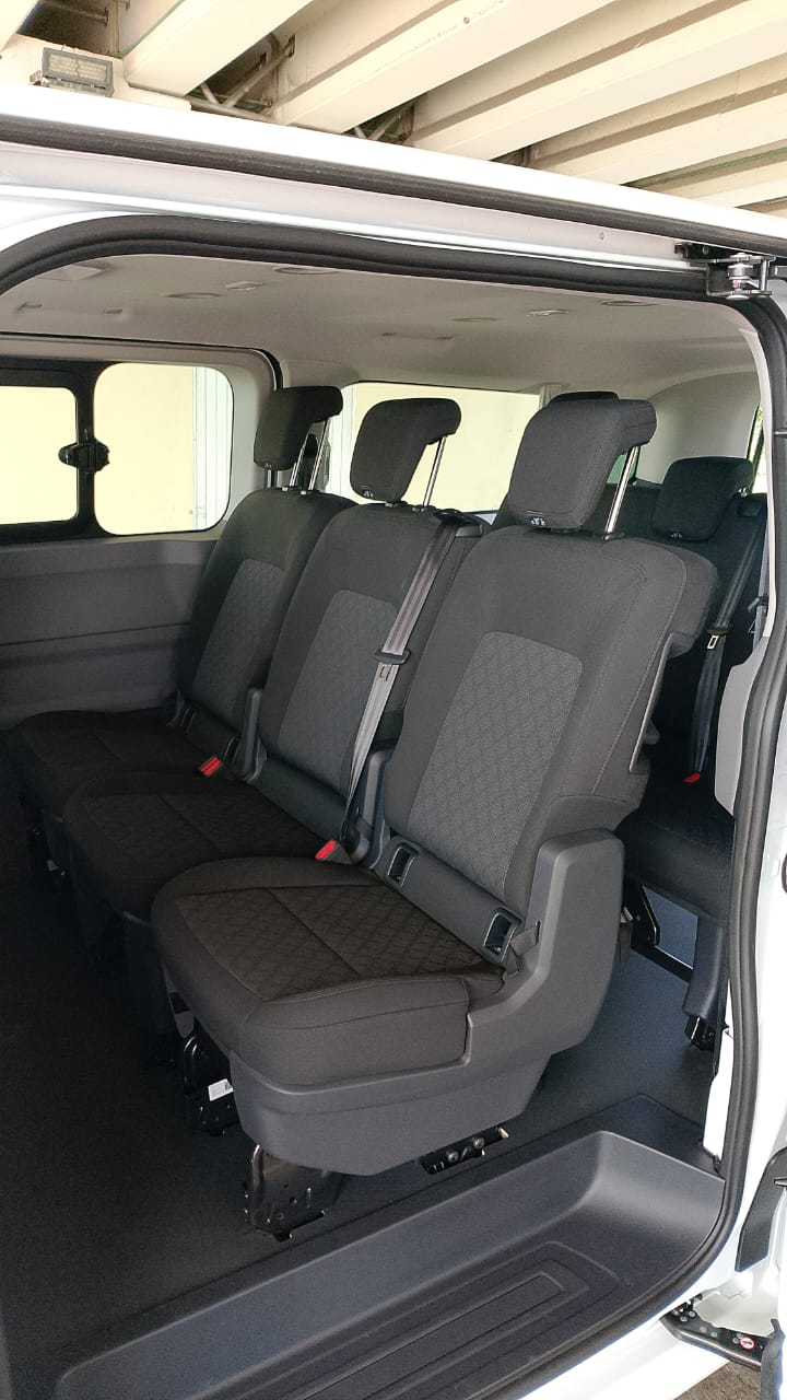 Interior con asientos de camioneta tipo van