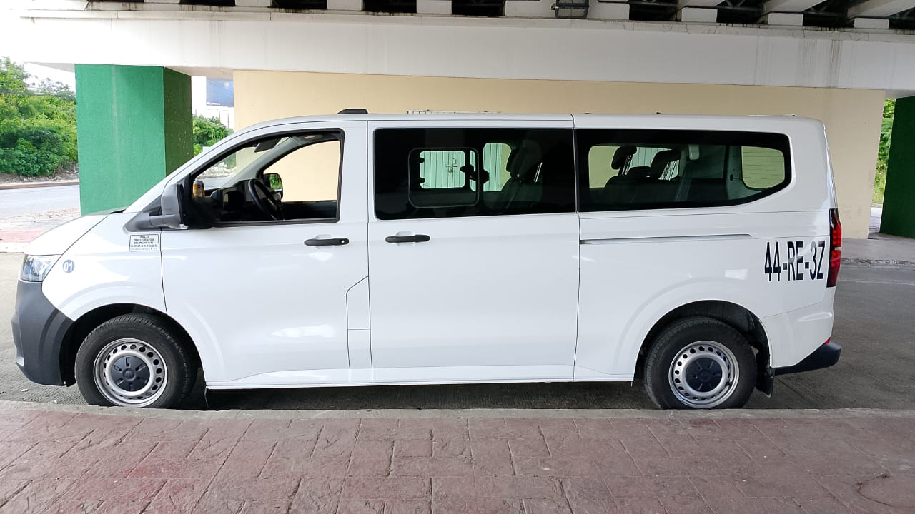 Camioneta tipo van blanca de Transfers Gus